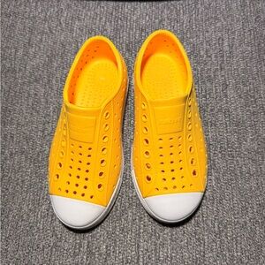 Native Shoes Jefferson sugarlite  slip-on sneakers in pollen yellow size C11